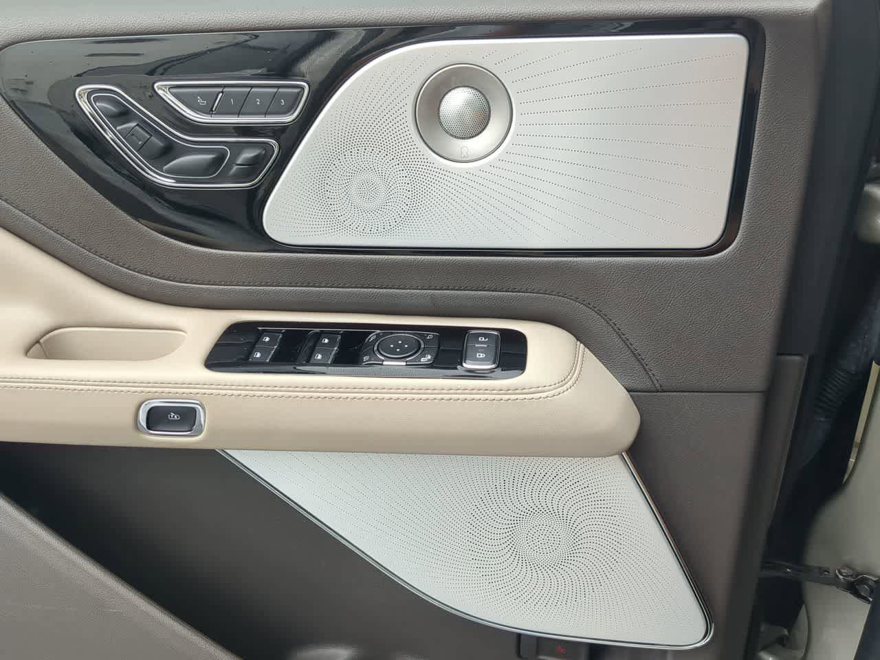Used 2023 Lincoln Aviator Reserve w/ Equipment Group 201A RWD image 32