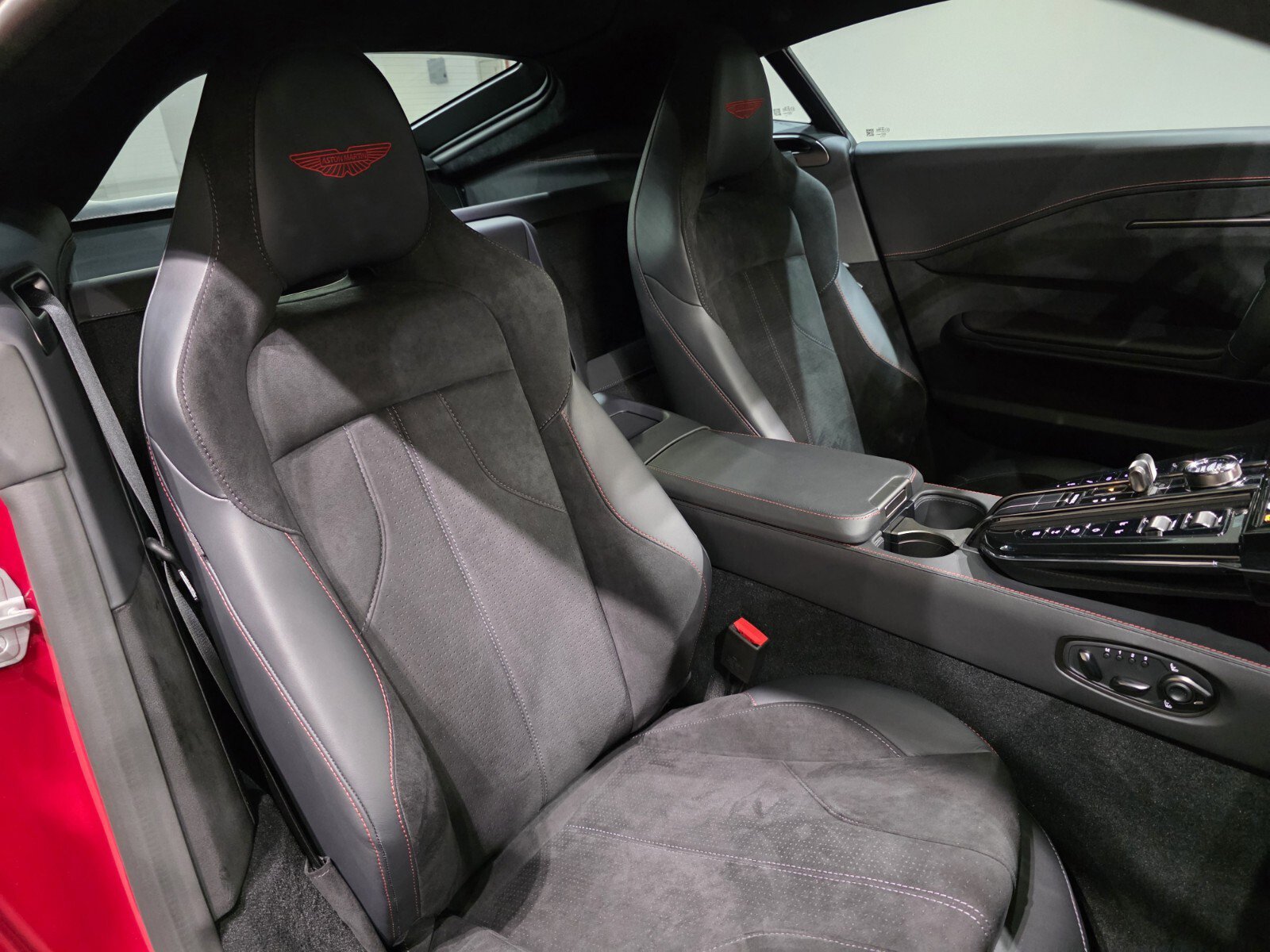 Used 2025 Aston Martin V8 Vantage Coupe image 18