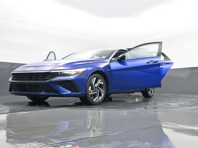 Used 2025 Hyundai Elantra SEL image 32