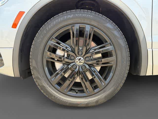 Used 2022 Volkswagen Tiguan SE R-Line FWD image 9