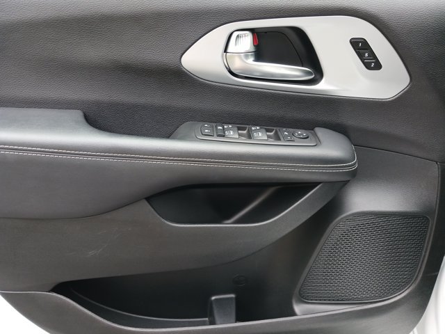 Used 2025 Chrysler Pacifica Limited FWD image 28