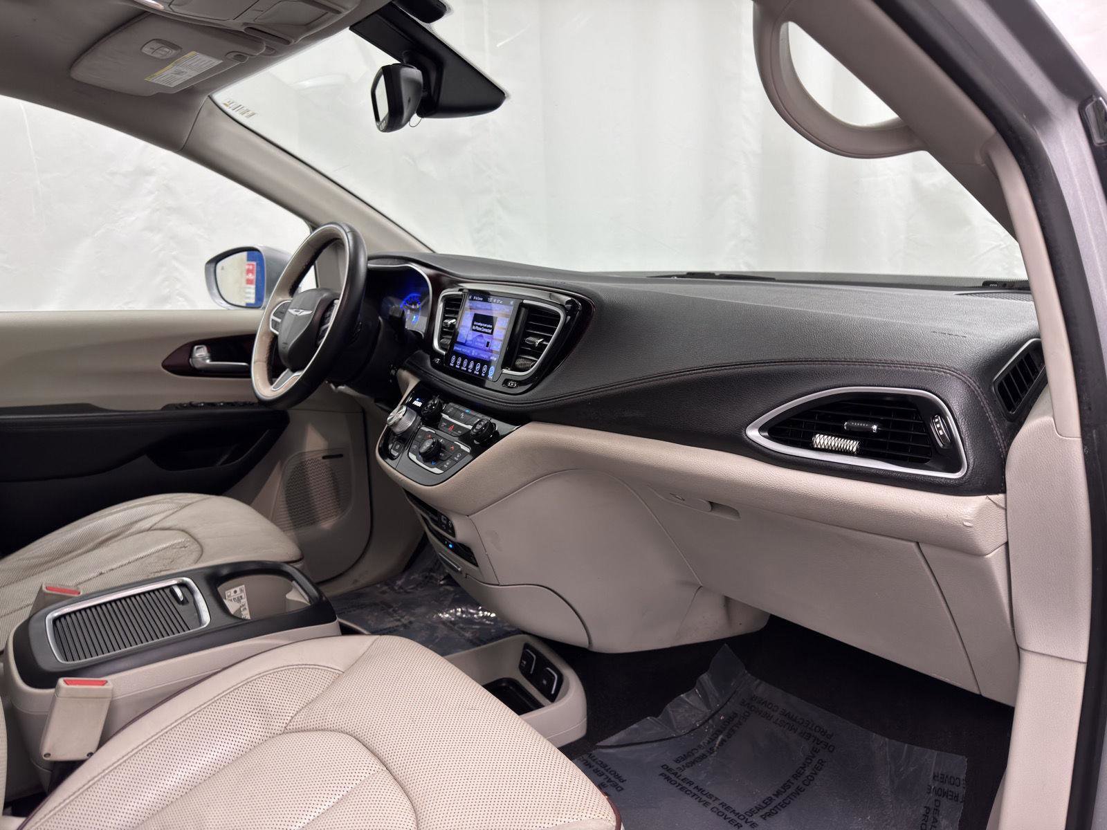 Used 2017 Chrysler Pacifica Limited image 35