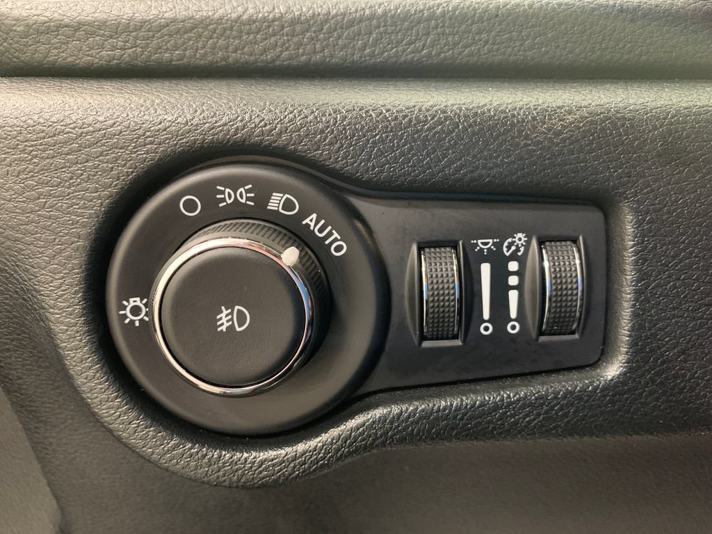 Used 2025 Chrysler Pacifica Limited FWD image 28