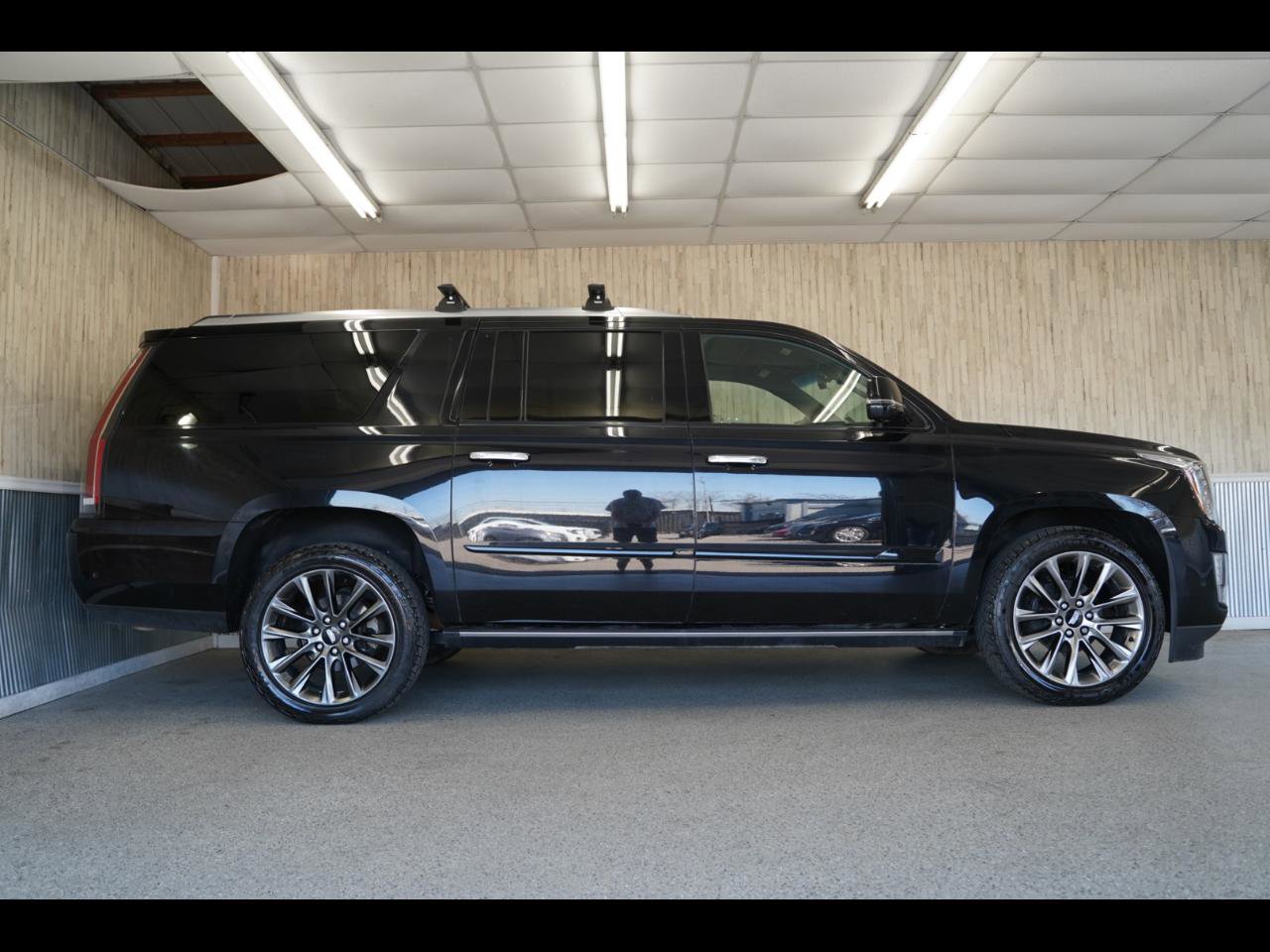 Used 2019 Cadillac Escalade ESV Platinum w/ Escalade Sport Edition image 6