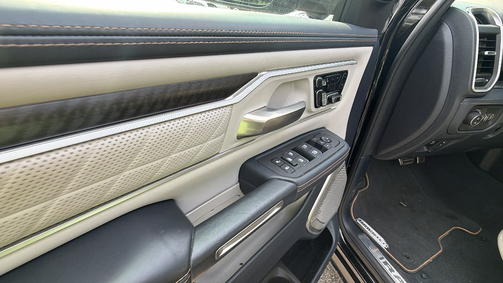 Used 2025 RAM 1500 Tungsten AWD/4WD image 15
