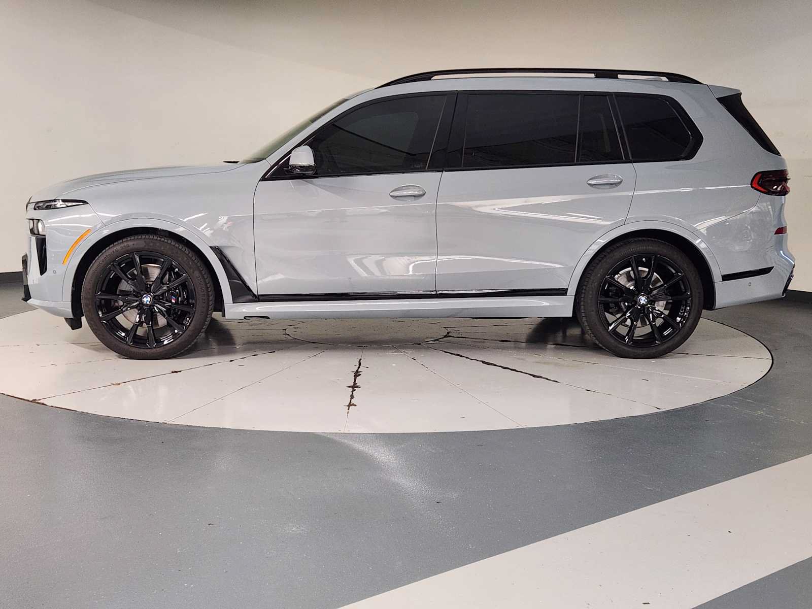 Used 2026 BMW X7 xDrive40i w/ M Sport Package AWD/4WD image 5