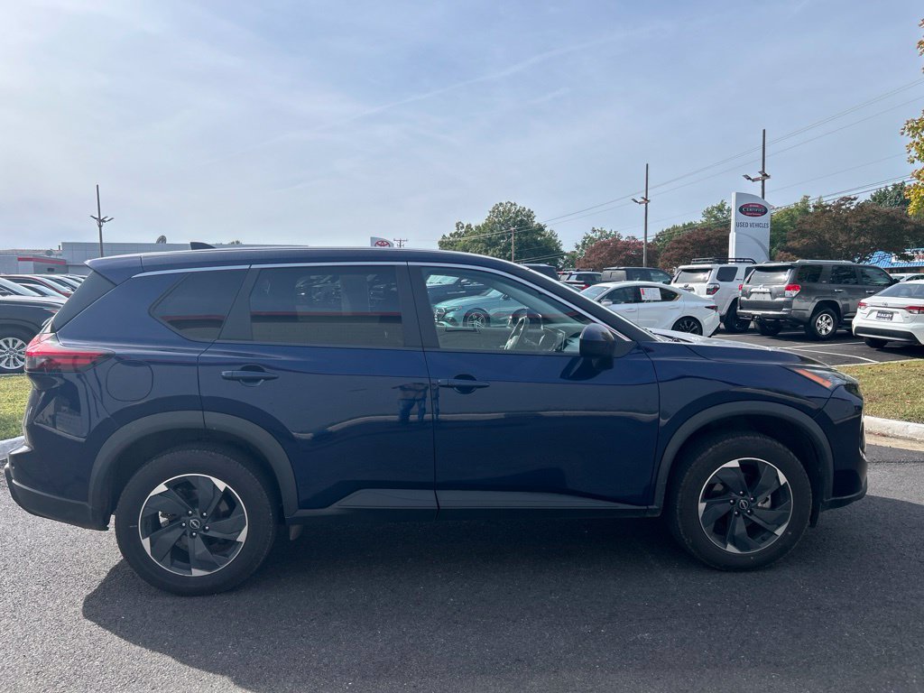 Used 2024 Nissan Rogue SV AWD/4WD image 2