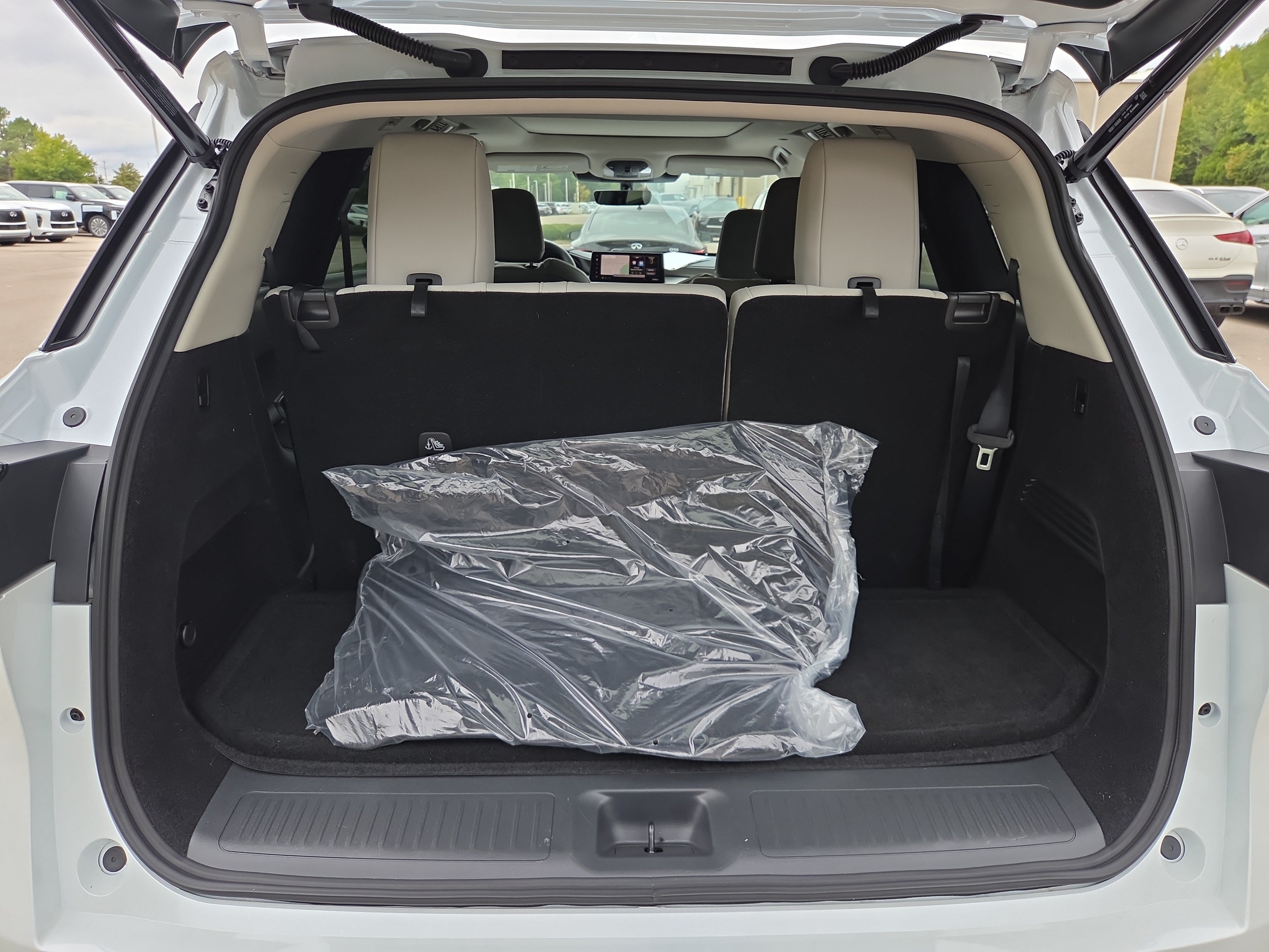 Used 2027 INFINITI QX60 Luxe w/ Cargo Package FWD image 10