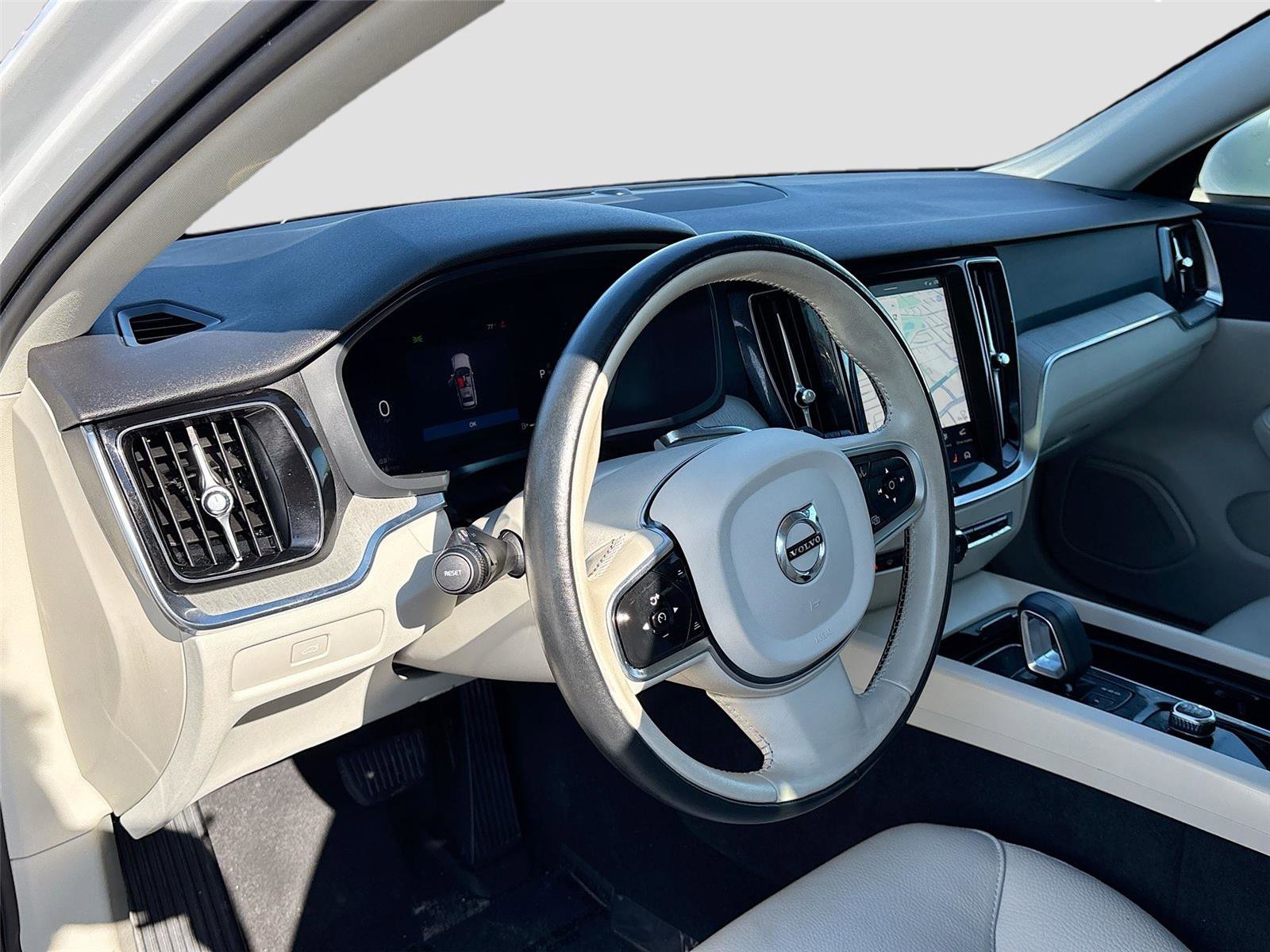 Used 2025 Volvo V60 B5 Cross Country Plus image 9