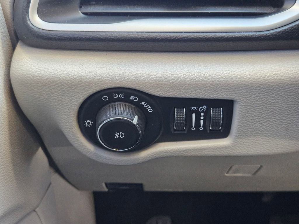 Certified 2018 Chrysler Pacifica Touring-L image 21