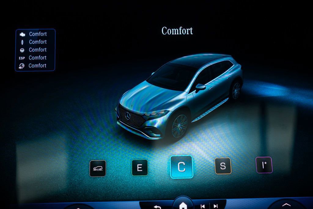 Used 2023 Mercedes-Benz EQS 580 4MATIC SUV w/ Exclusive Trim Package image 28