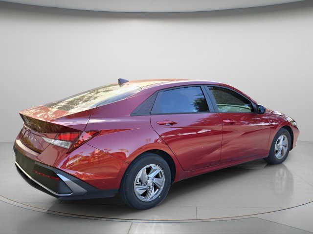 Used 2024 Hyundai Elantra SE FWD image 6