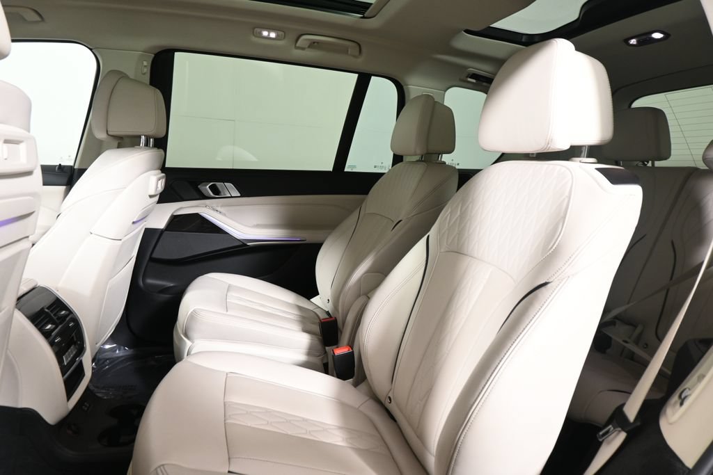 Used 2020 BMW X7 xDrive40i w/ Premium Package AWD/4WD image 4
