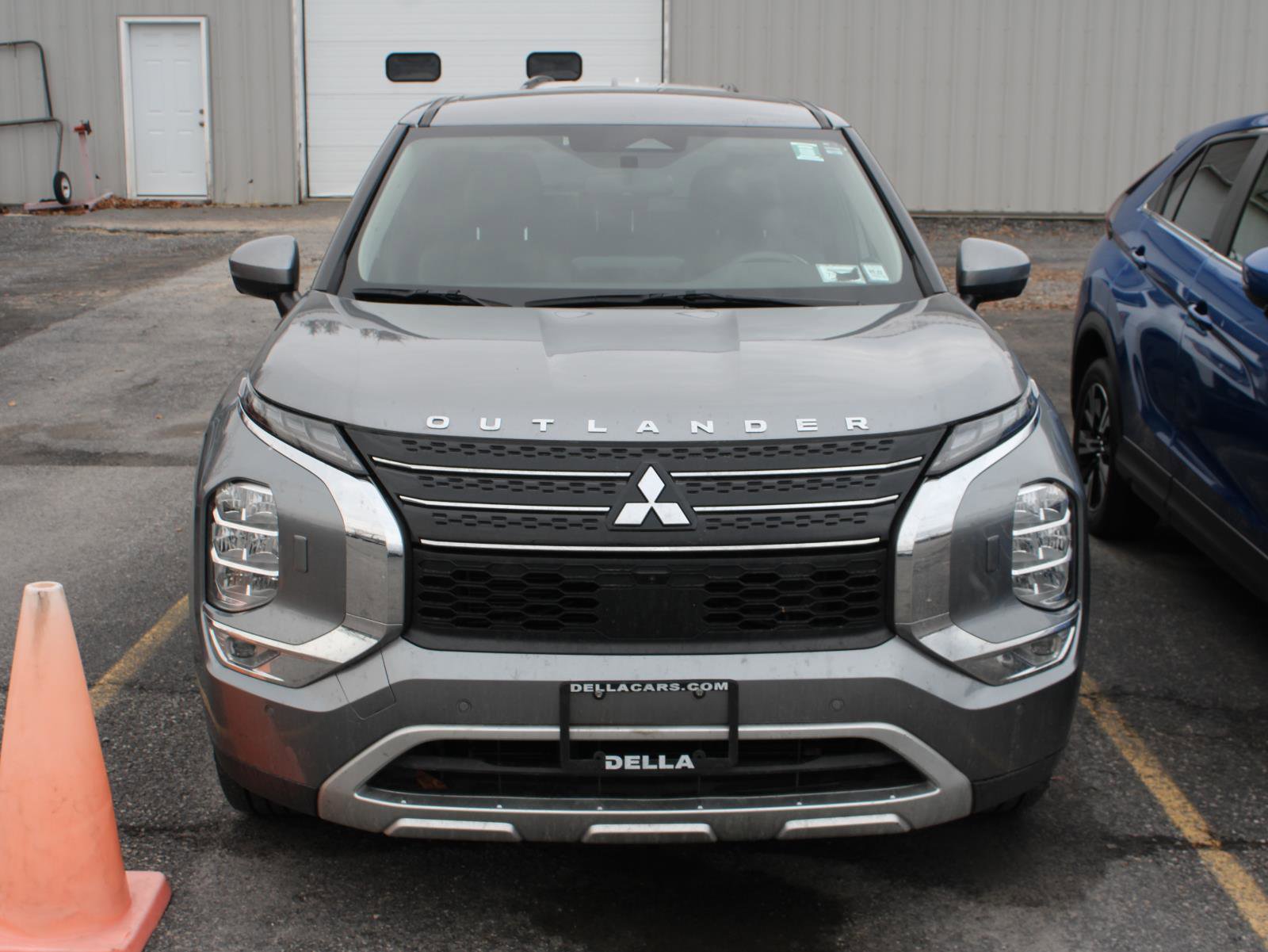 Used 2022 Mitsubishi Outlander SE image 2