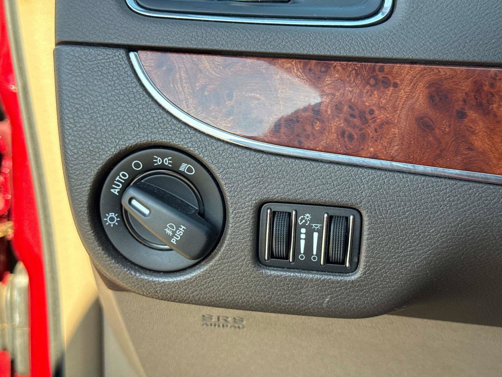 Used 2016 Chrysler Town & Country Touring image 32