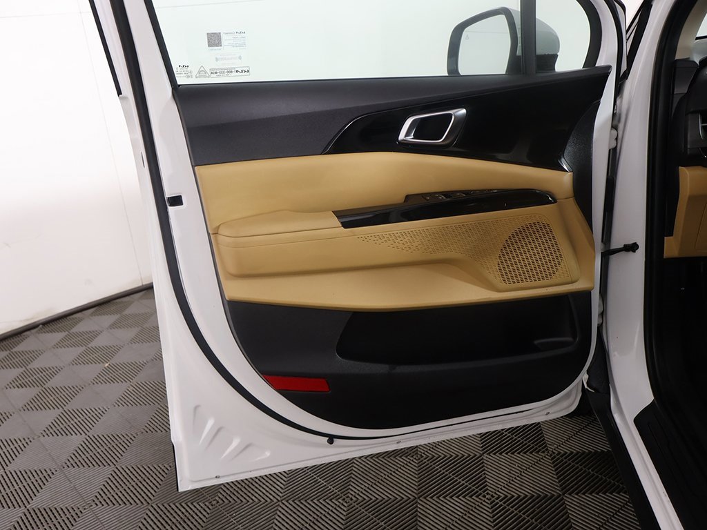 Used 2023 Kia Carnival EX image 22