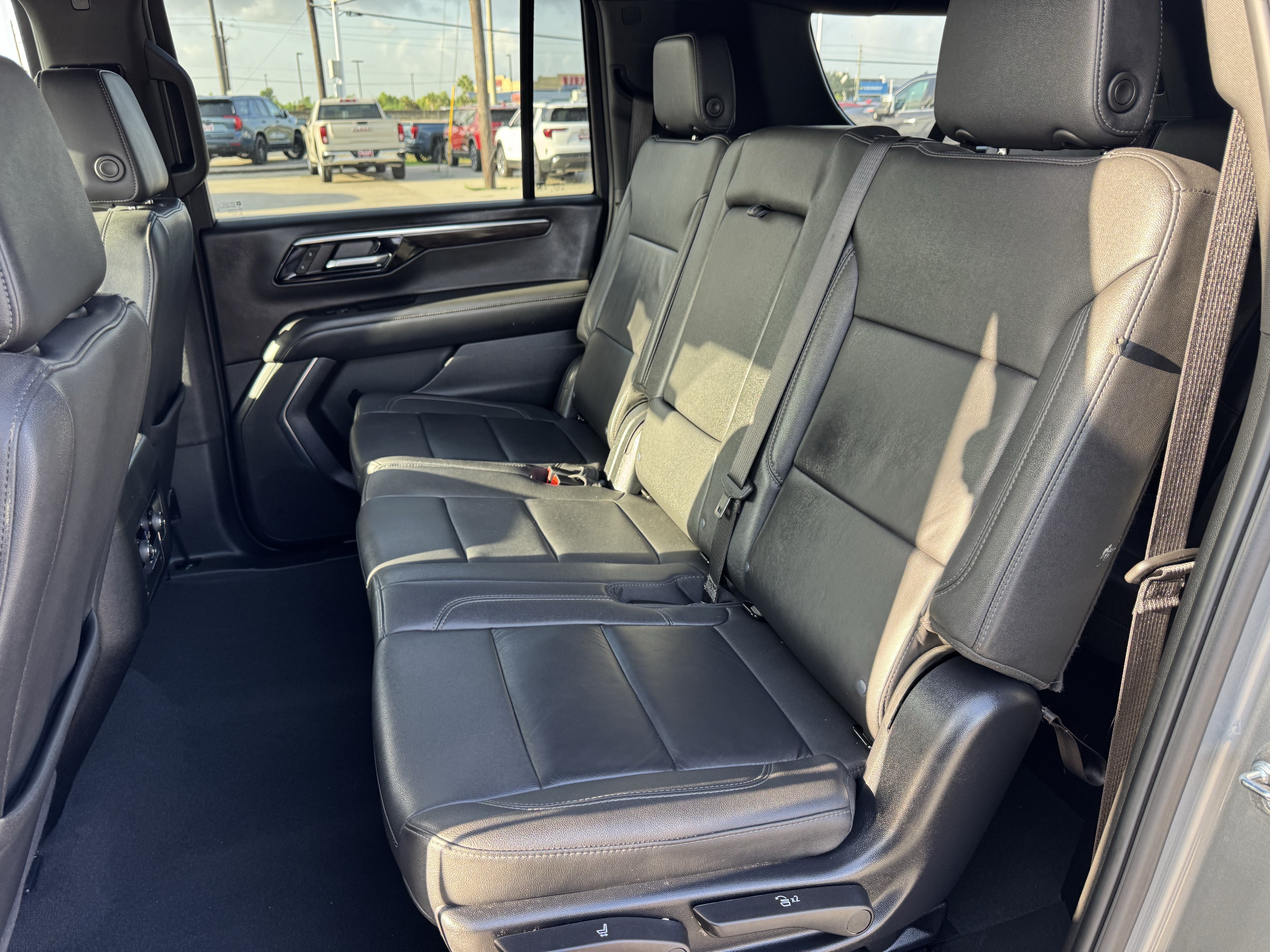 Used 2025 Chevrolet Suburban Z71 AWD/4WD image 25