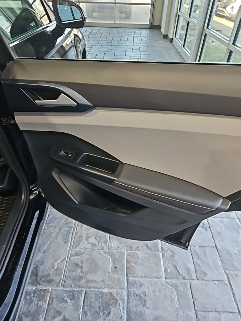 Used 2024 Volkswagen Taos SE image 15