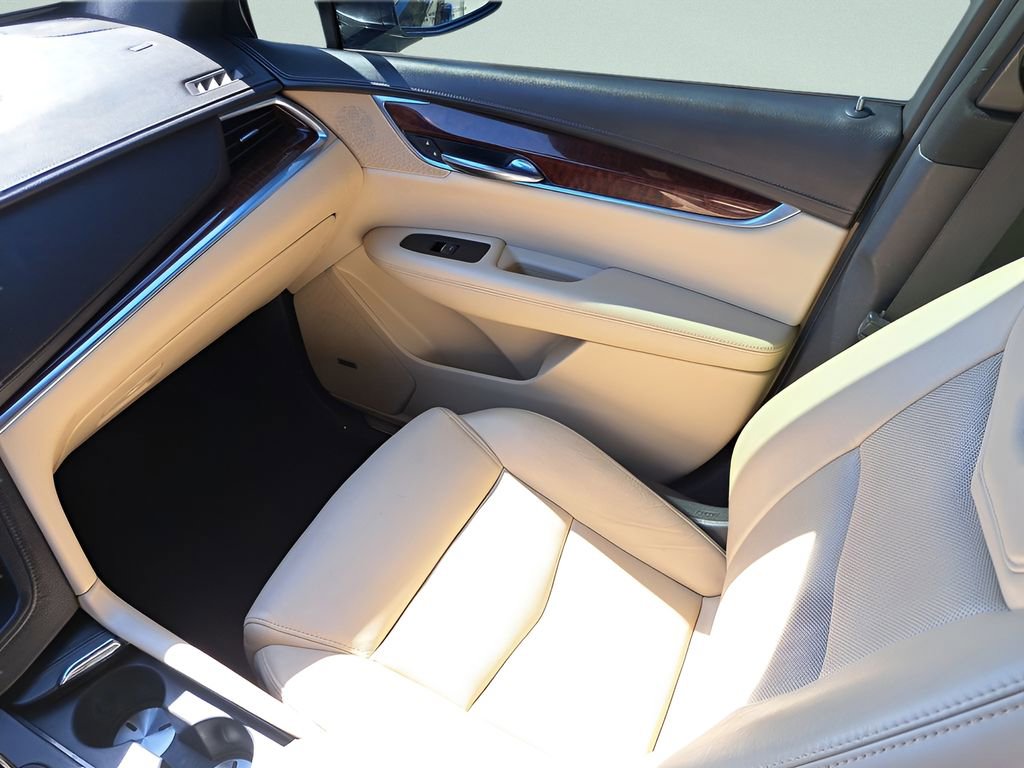 Used 2017 Cadillac XT5 Luxury w/ Driver Awareness Package image 13