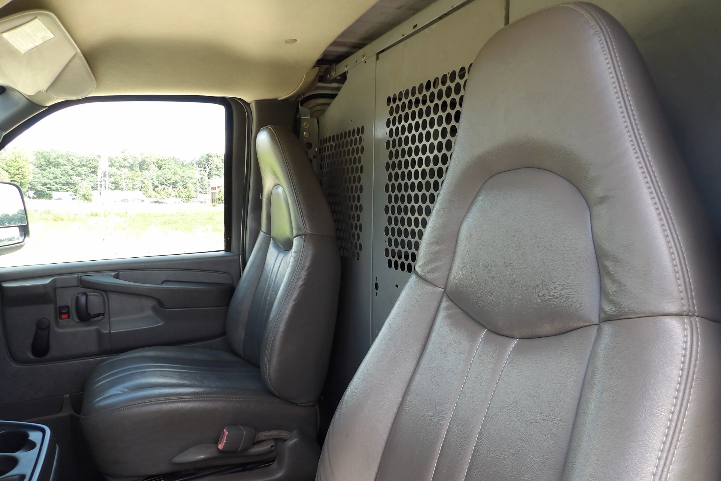 Used 2008 Chevrolet Express 1500 AWD image 9