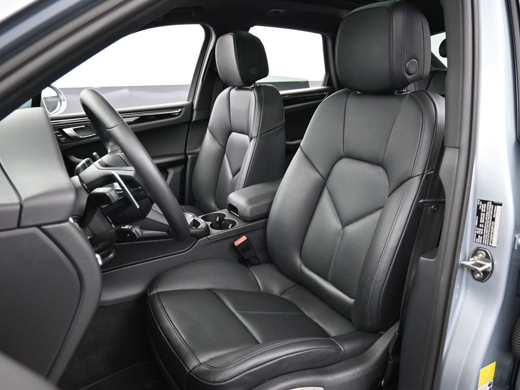 Certified 2025 Porsche Macan AWD/4WD image 5