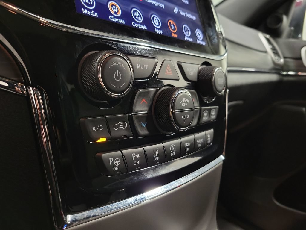 Used 2020 Jeep Grand Cherokee Limited AWD/4WD image 22