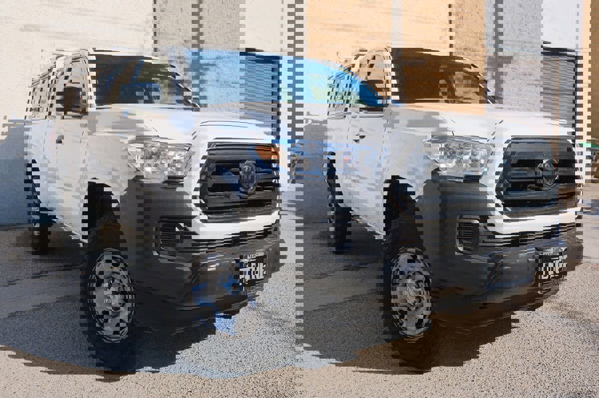 Used 2022 Toyota Tacoma SR image 3