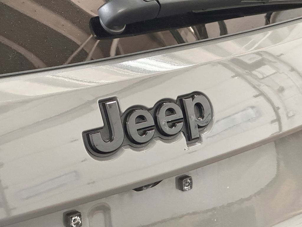 Used 2019 Jeep Grand Cherokee Altitude image 17