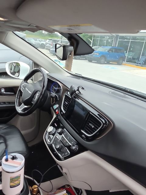 Used 2019 Chrysler Pacifica Touring-L Plus w/ Tire & Wheel Group FWD image 35