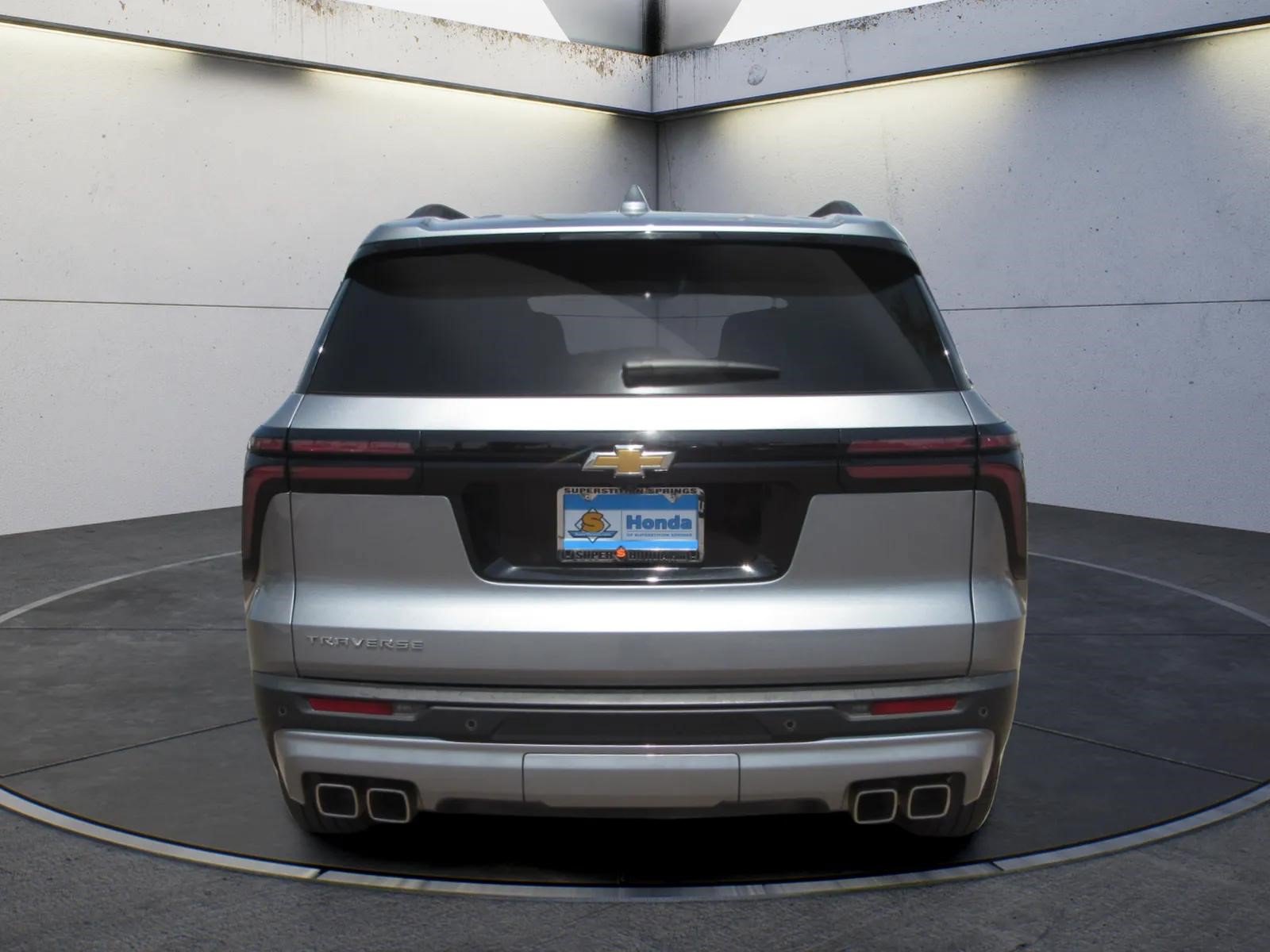 Used 2025 Chevrolet Traverse LT FWD image 7