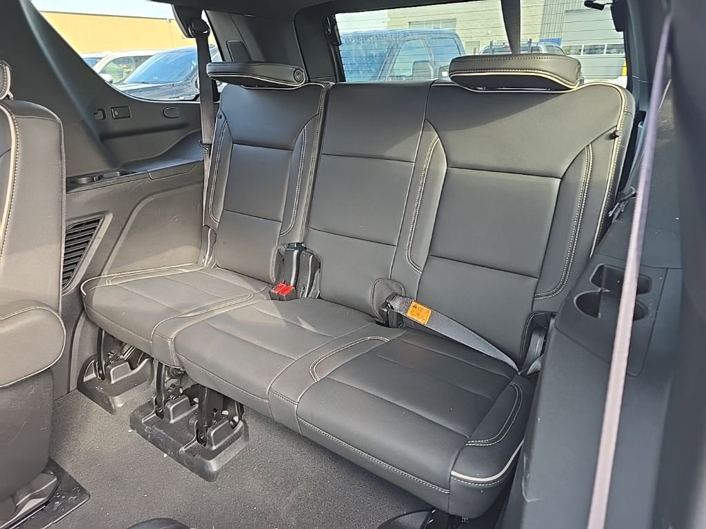 Used 2024 GMC Yukon SLT w/ SLT Luxury Package image 17