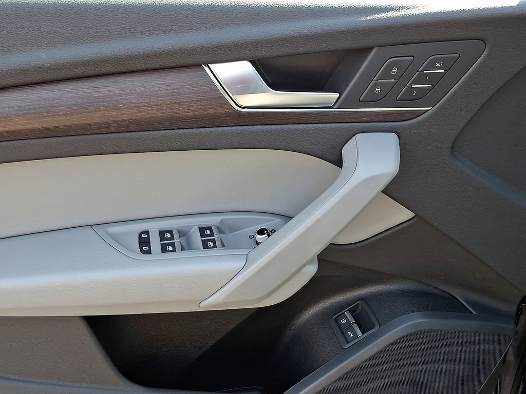 Used 2023 Audi Q5 e Premium w/ Convenience Package image 18