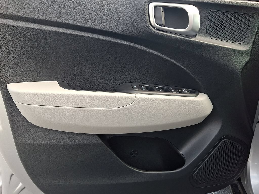 Used 2024 Hyundai Venue SEL FWD image 12