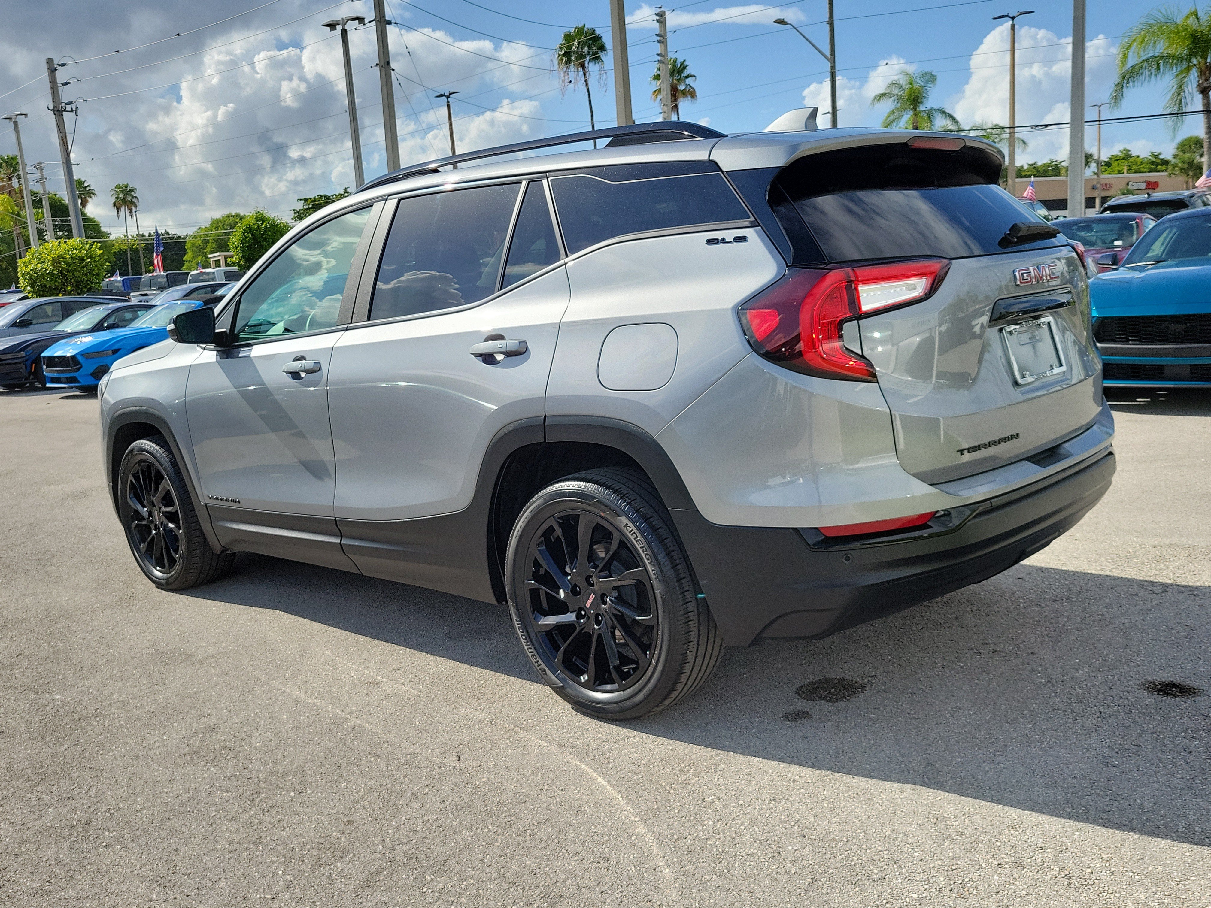 Used 2024 GMC Terrain SLE w/ Driver Convenience Package FWD image 7