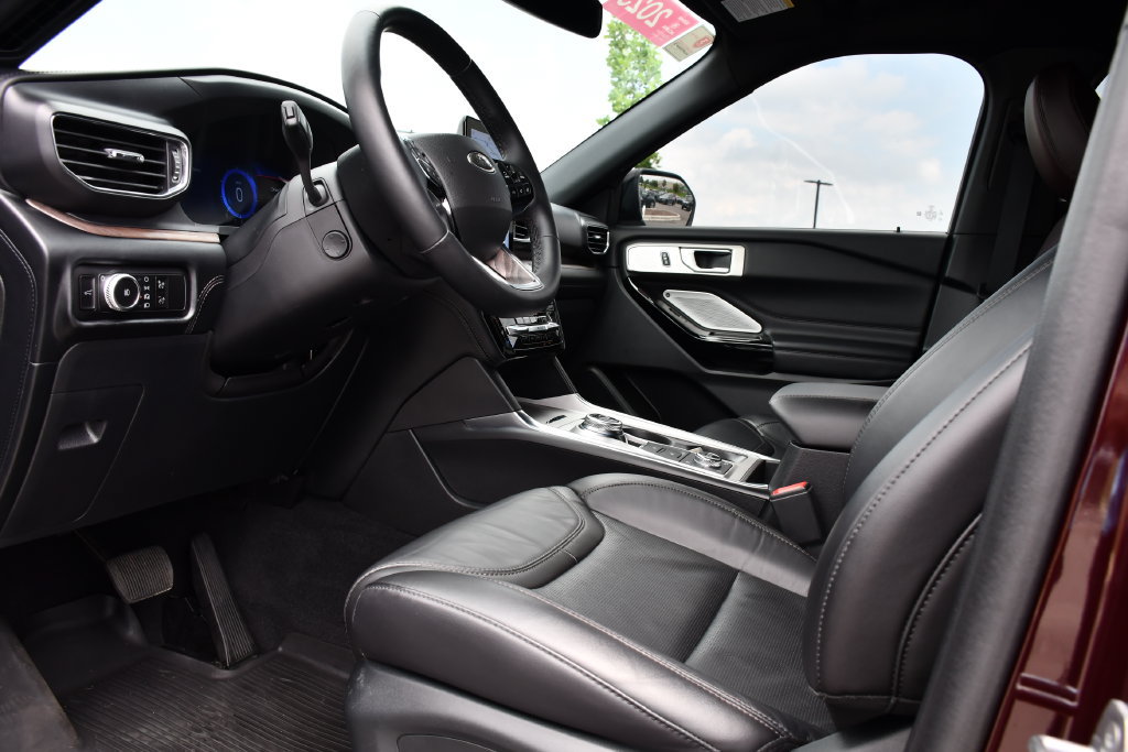 Used 2023 Ford Explorer Platinum w/ Technology Package AWD/4WD image 17