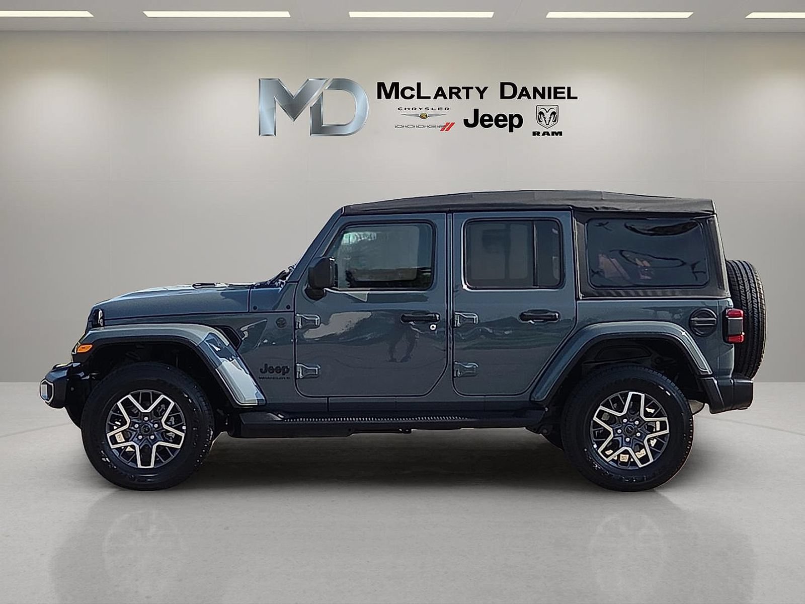 Used 2026 Jeep Wrangler Unlimited Sahara AWD/4WD image 3