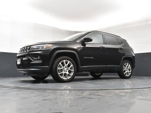 Used 2024 Jeep Compass Latitude w/ Sun and Sound Group image 21