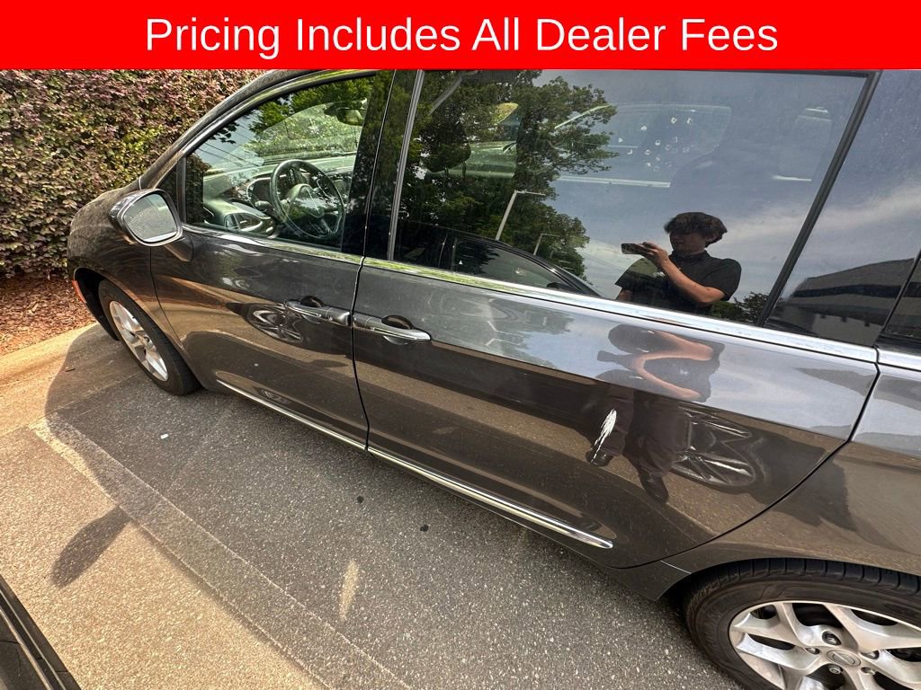 Used 2020 Chrysler Pacifica Touring-L FWD image 2