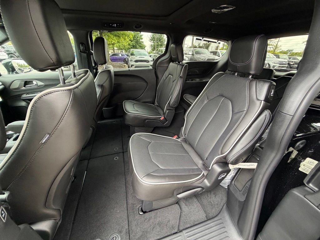 New 2027 Chrysler Pacifica Limited FWD image 11