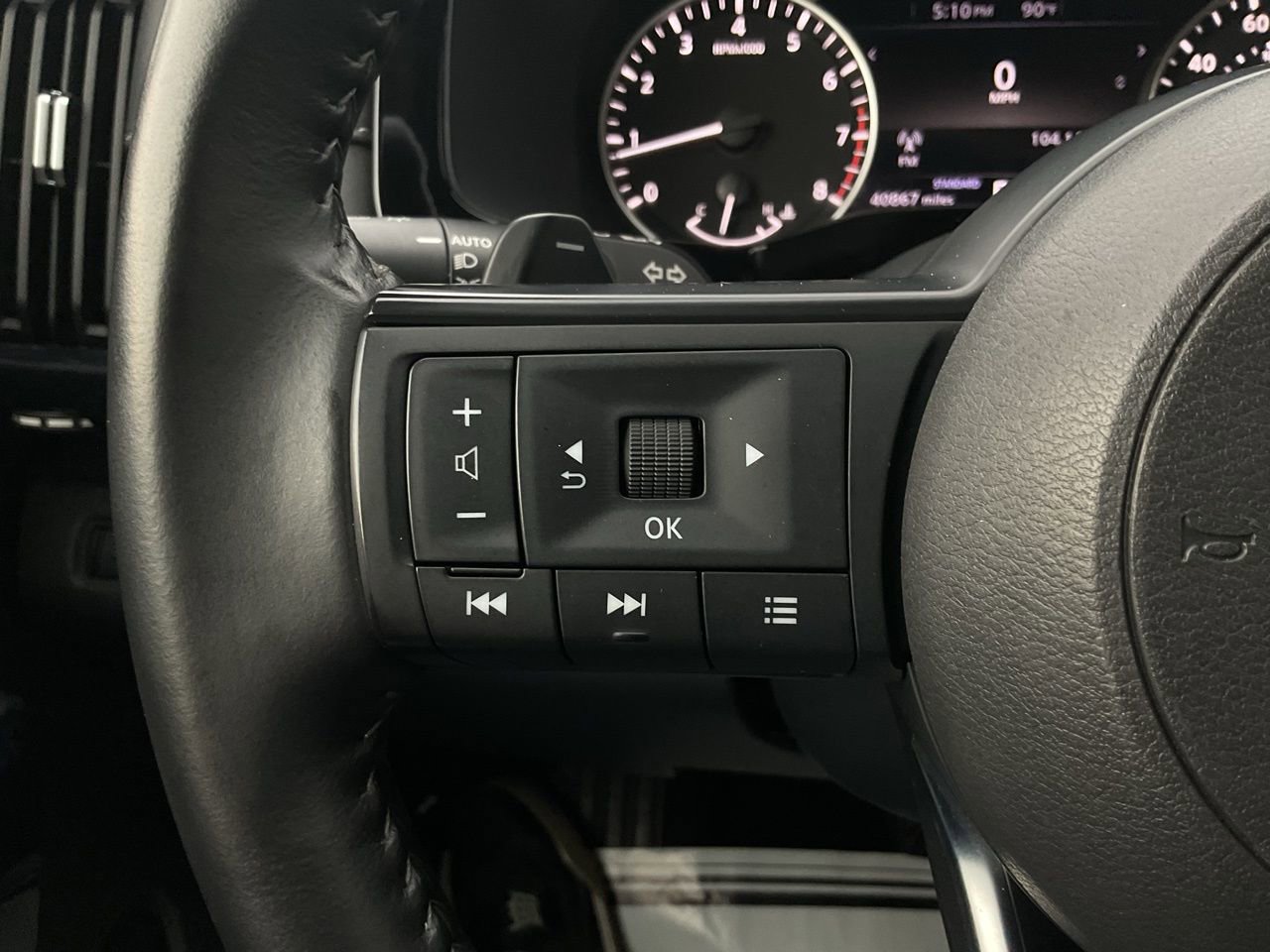 Used 2025 Nissan Pathfinder SV FWD image 34