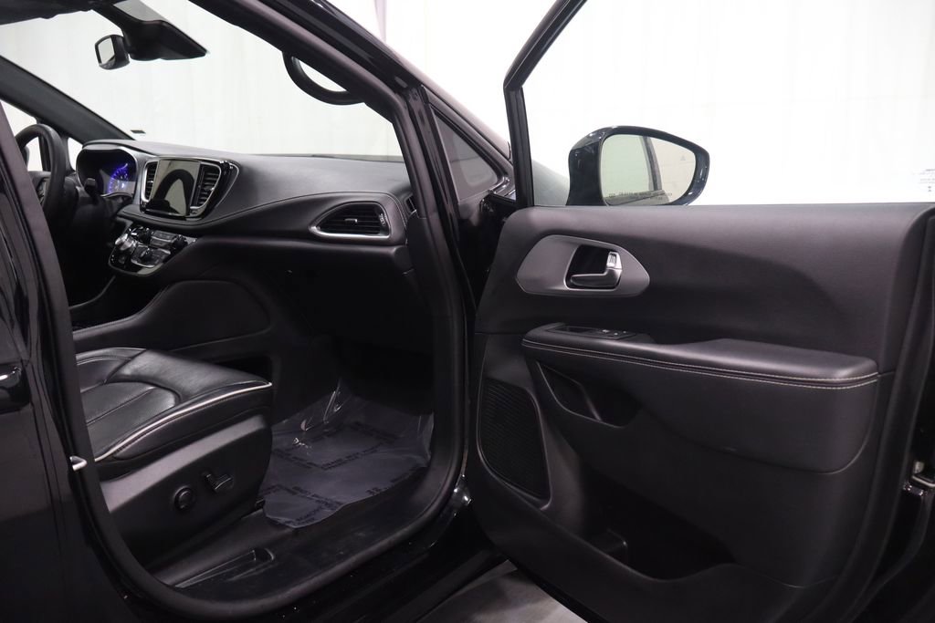 Used 2025 Chrysler Pacifica Limited image 14