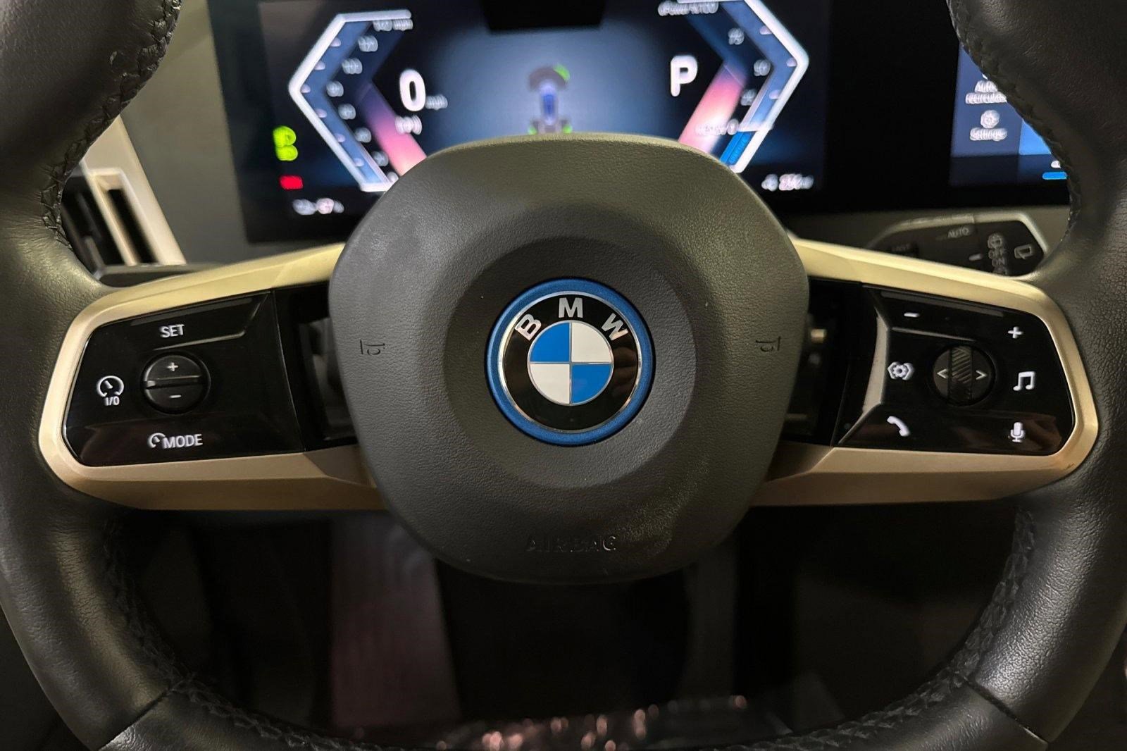 Used 2023 BMW iX xDrive50 w/ Sport Package AWD/4WD image 16