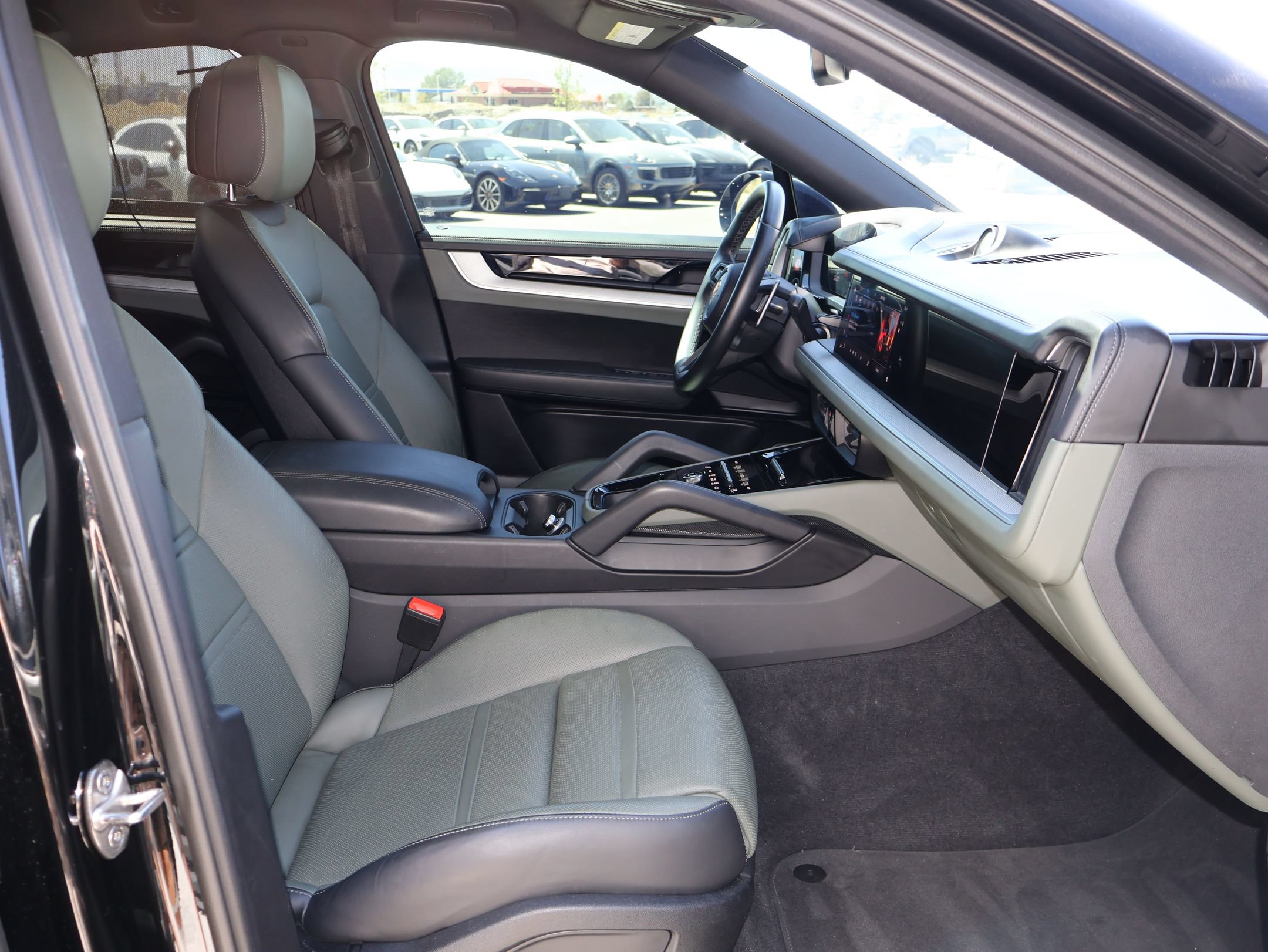 Certified 2024 Porsche Cayenne Coupe AWD/4WD image 33