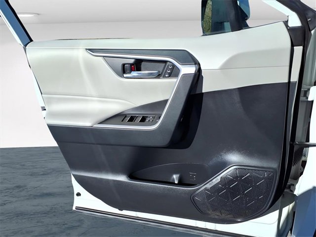 Used 2022 Toyota RAV4 XLE Premium image 27