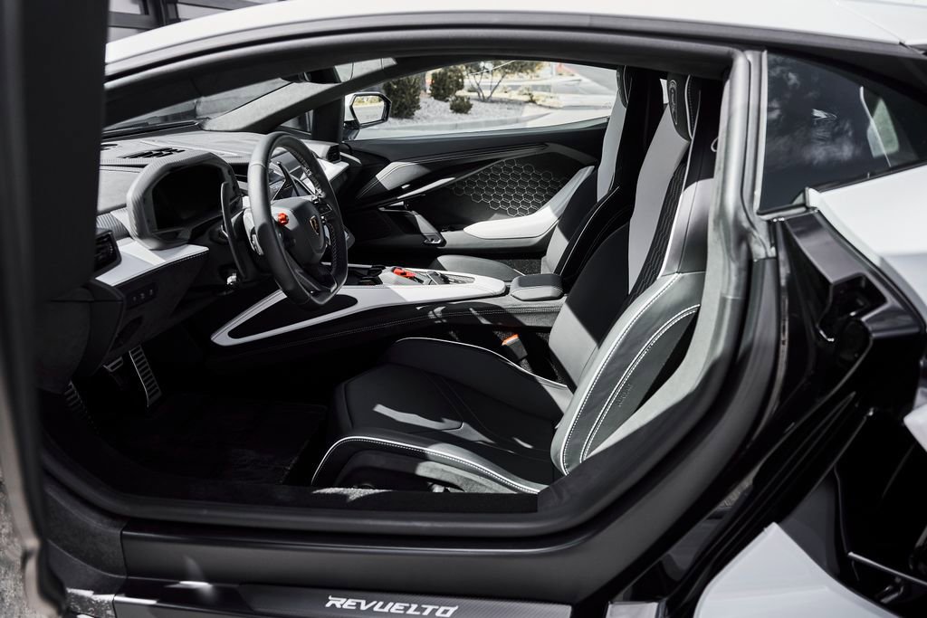 Used 2026 Lamborghini Revuelto AWD/4WD image 36
