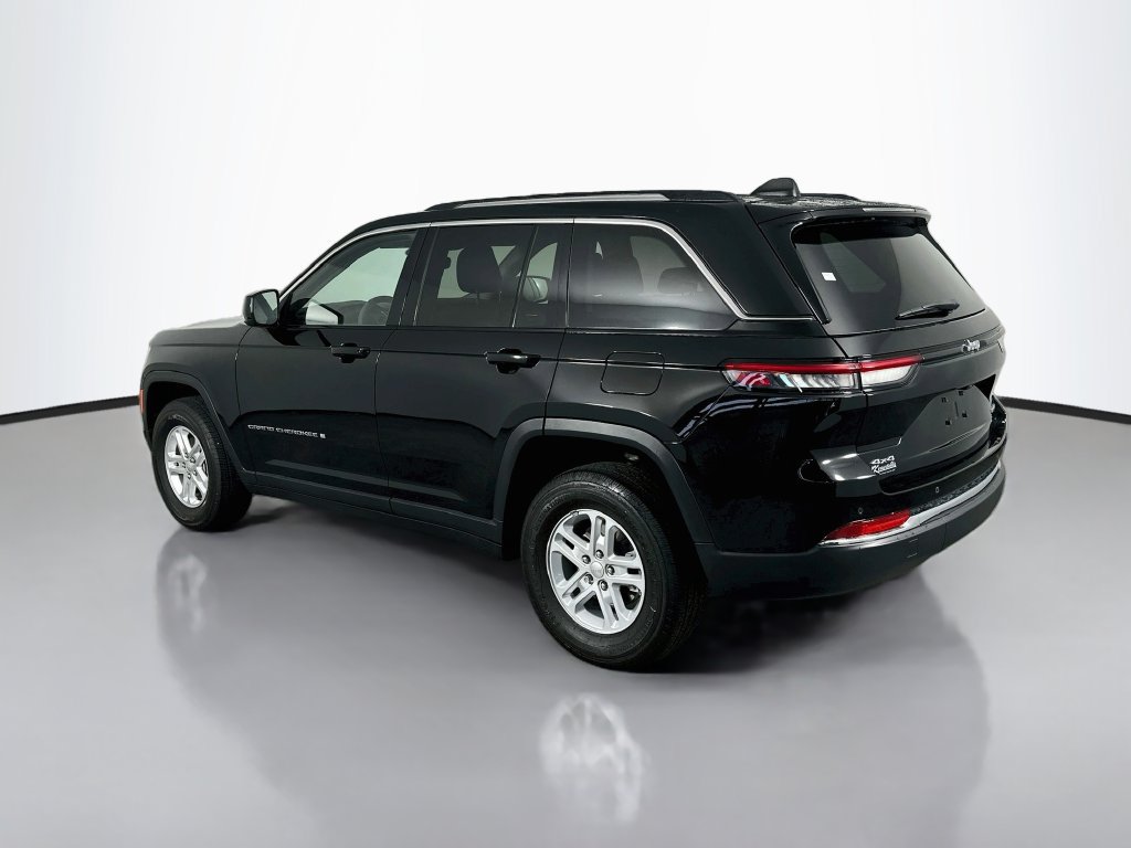 Used 2023 Jeep Grand Cherokee Laredo w/ Trailer Tow Prep Group (B) AWD/4WD image 5