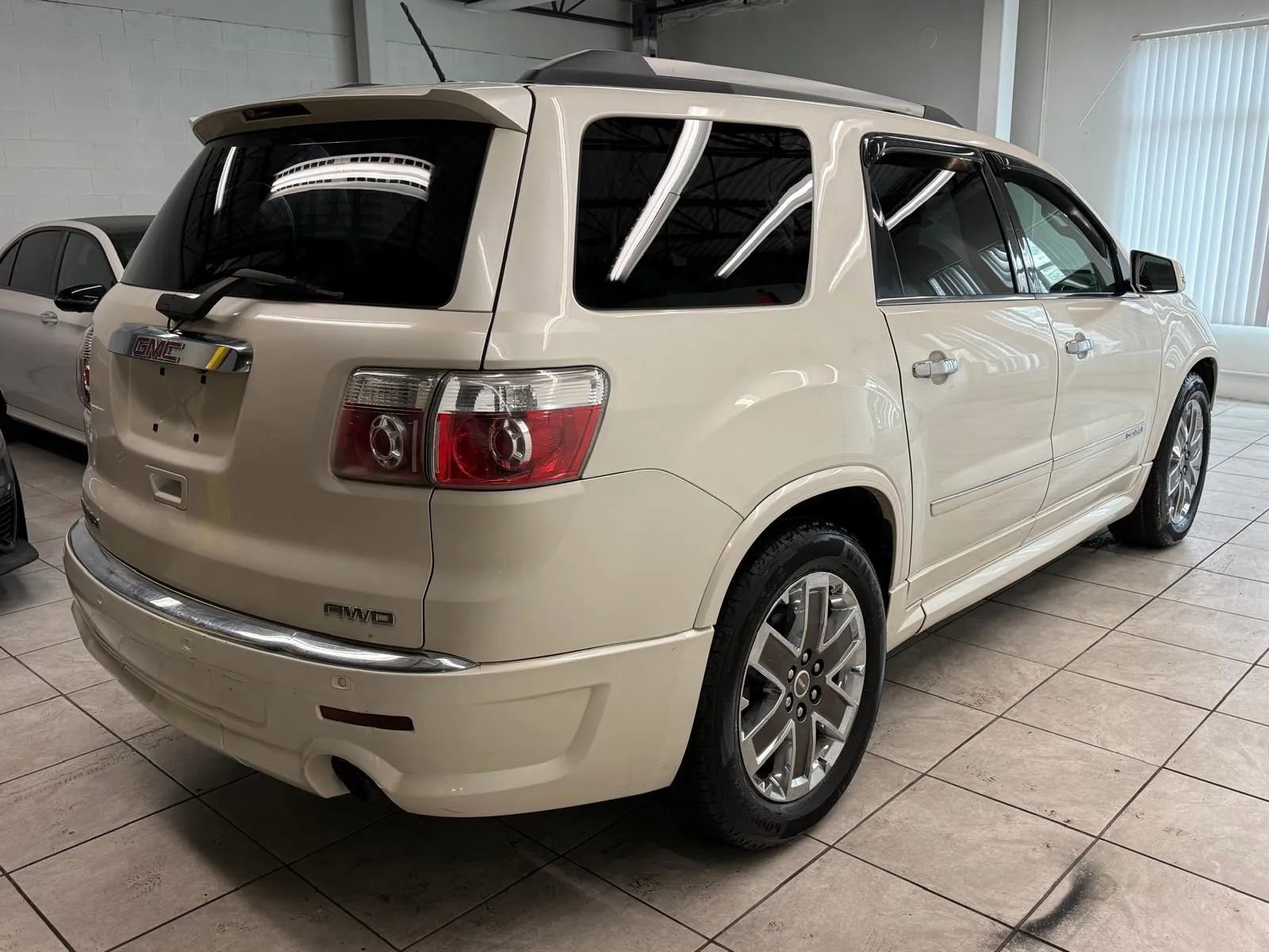 Used 2011 GMC Acadia Denali image 9