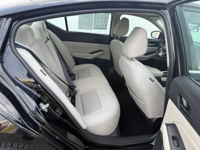Used 2025 Nissan Altima 2.5 SV FWD image 11
