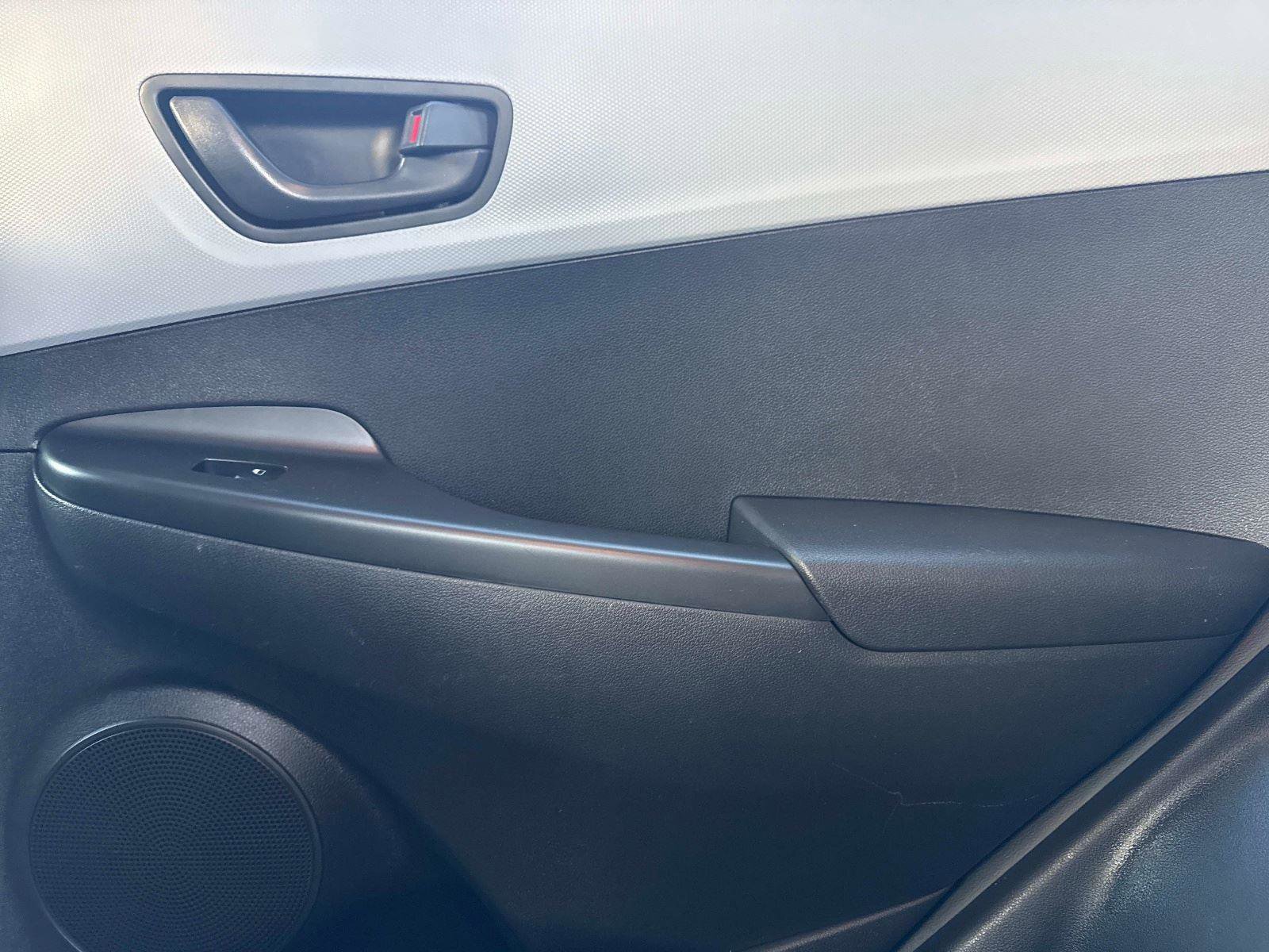 Used 2021 Hyundai Kona SE w/ Cargo Package image 15