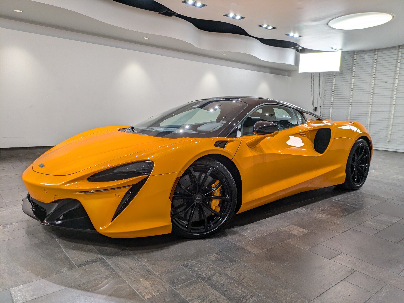 Used 2025 McLaren Artura RWD video 1